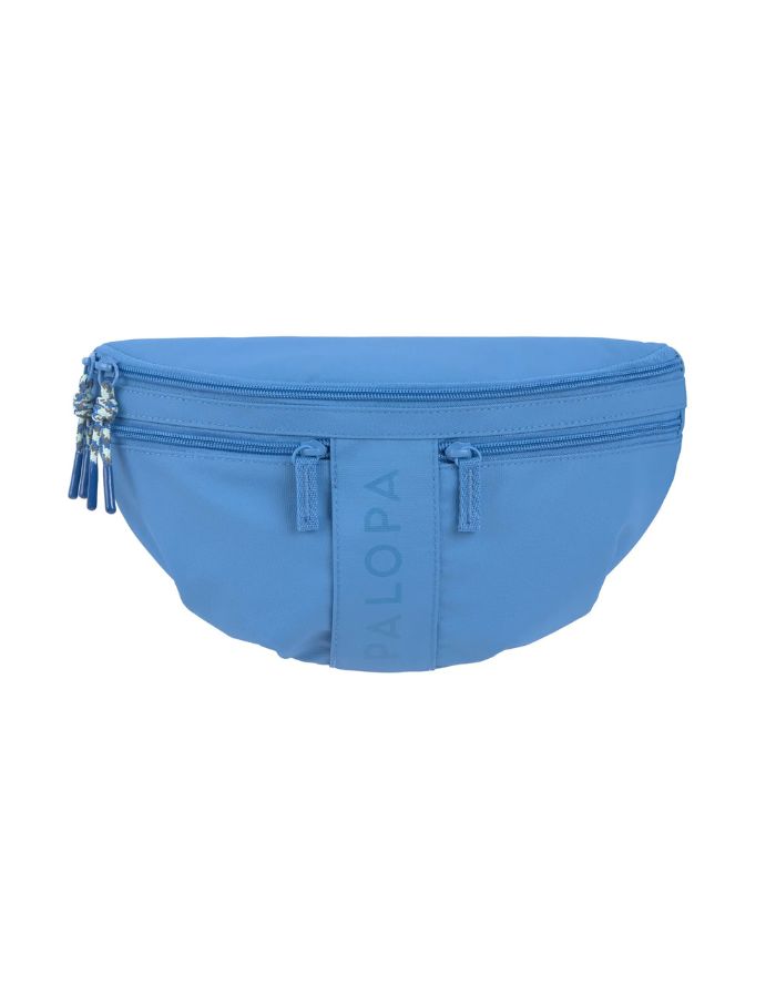 Leckerlitasche Emma in Sky Blue – multifunktionale Bauchtasche für Hundebesitzer:innen mit Leckerlifach, Reißverschlussfach und Kotbeutelspender. Wasserabweisend, abwaschbar und nachhaltig gefertigt aus recyceltem Polyester.