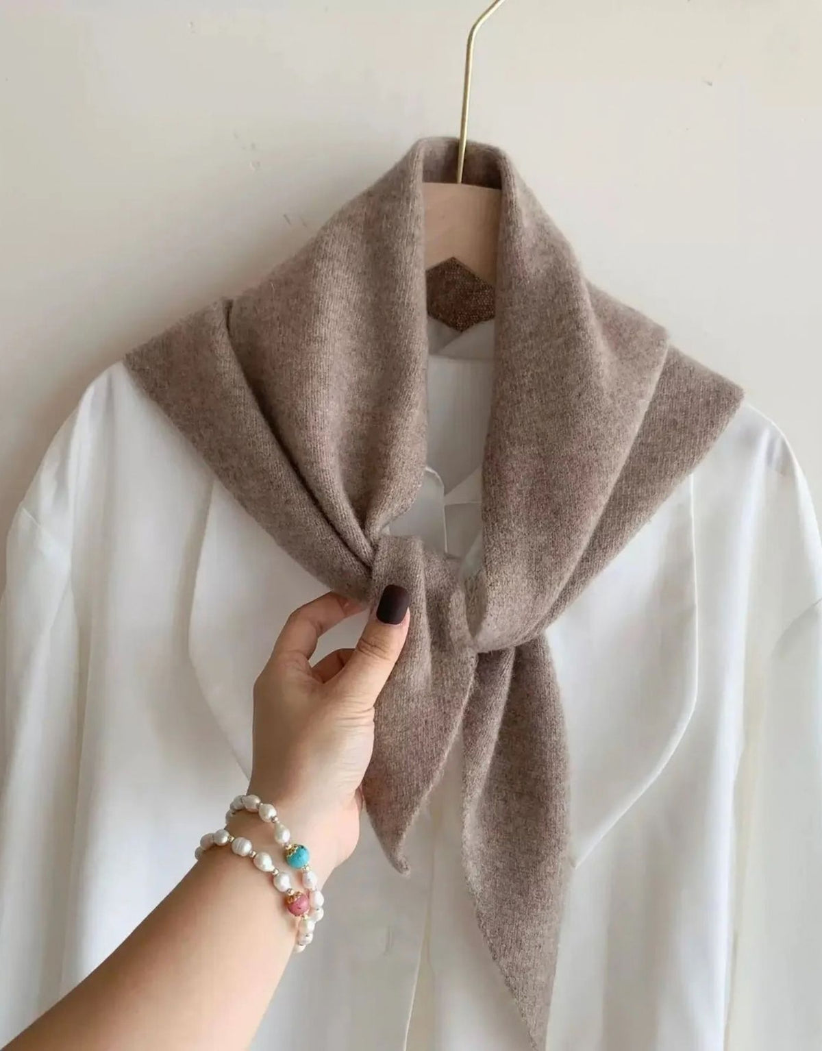 Lineta einfarbiges Dreieckstuch aus Strick in taupe aus einer Acryl-Woll-Mischung
