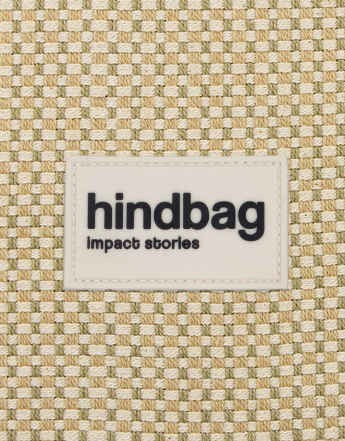 Hindbag Fanny Pack Olivia in Naturweiß Geflecht aus GOTS-zertifizierter Bio-Baumwolle mit verstellbarem Schultergurt. Label view