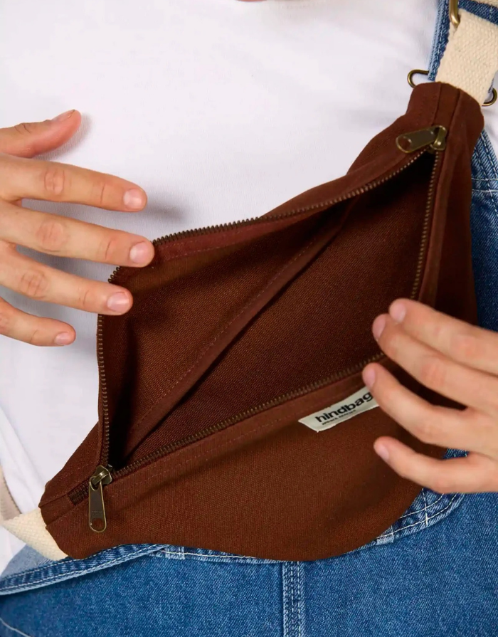 Hindbag Fanny Pack Olivia in Schokolade aus GOTS-zertifizierter Bio-Baumwolle mit verstellbarem Schultergurt