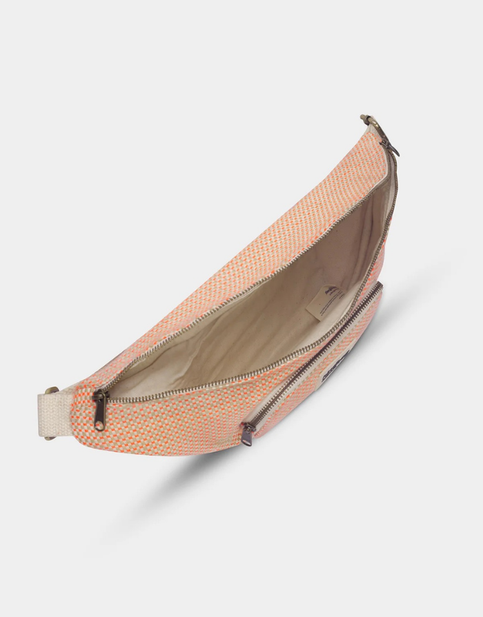 Hindbag Fanny Pack Sofia XL in Koralle aus GOTS-zertifizierter Bio-Baumwolle mit zwei Reißverschluss-Außentaschen und verstellbarem Schultergurt. Details view