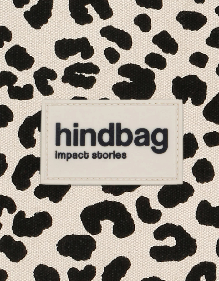 Hindbag Laptophülle Ava M Leo Écru aus GOTS-zertifizierter Bio-Baumwolle mit Leopardenmuster und stoßdämpfender Polsterung
