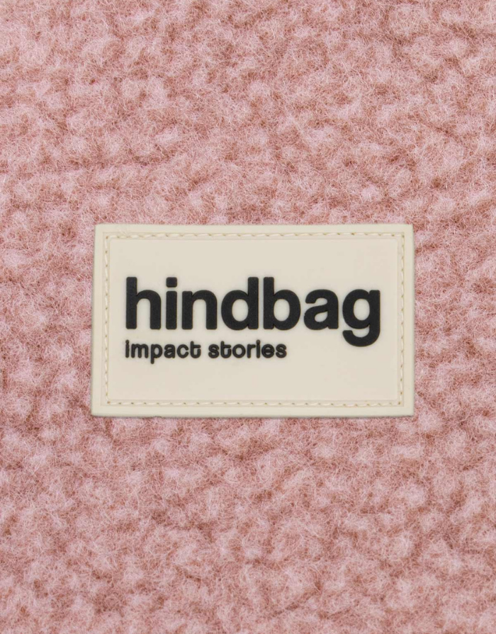  Hindbag Tasche Claude in Teddy Puderrosa aus GRS-zertifiziertem Teddy-Material mit Innentasche und Magnetverschluss. Label view