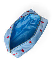 Laden Sie das Bild in den Galerie-Viewer, Studio Noos Kosmetiktasche Puffy Light Blue Hearts mit hellblauem Herzmuster. 
