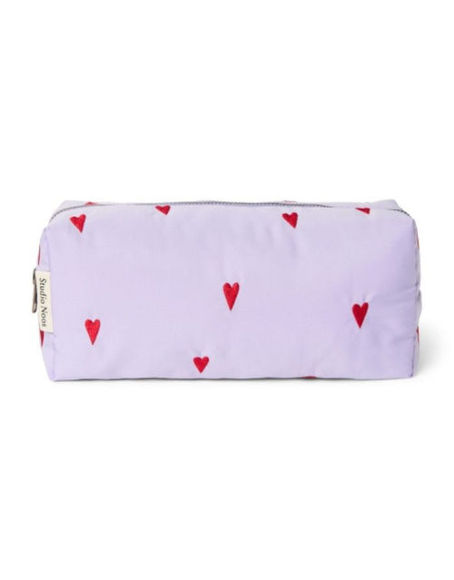 Studio Noos Kosmetiktasche Puffy Purple Hearts mit lila Herzmuster.