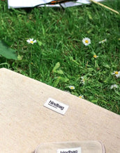 Laden Sie das Bild in den Galerie-Viewer, Ava Laptophülle von Hindbag in Beige aus robuster Jute mit stoßfester Polsterung, Reißverschluss und handgefertigtem gemustertem Innenfutter, Größe S für 13-Zoll-Laptops
