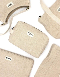 Ava Laptophülle von Hindbag in Beige aus robuster Jute mit stoßfester Polsterung, Reißverschluss und handgefertigtem gemustertem Innenfutter, Größe S für 13-Zoll-Laptops