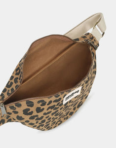 Fanny Pack Olivia von Hindbag in der Farbe Leopard Cannelle– Gürteltasche aus GOTS-zertifiziertem Bio-Cord mit Doppelreißverschluss und verstellbarem Schultergurt.