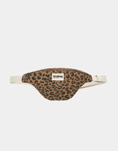 Laden Sie das Bild in den Galerie-Viewer, Fanny Pack Olivia von Hindbag in der Farbe Leopard Cannelle– Gürteltasche aus GOTS-zertifiziertem Bio-Cord mit Doppelreißverschluss und verstellbarem Schultergurt.
