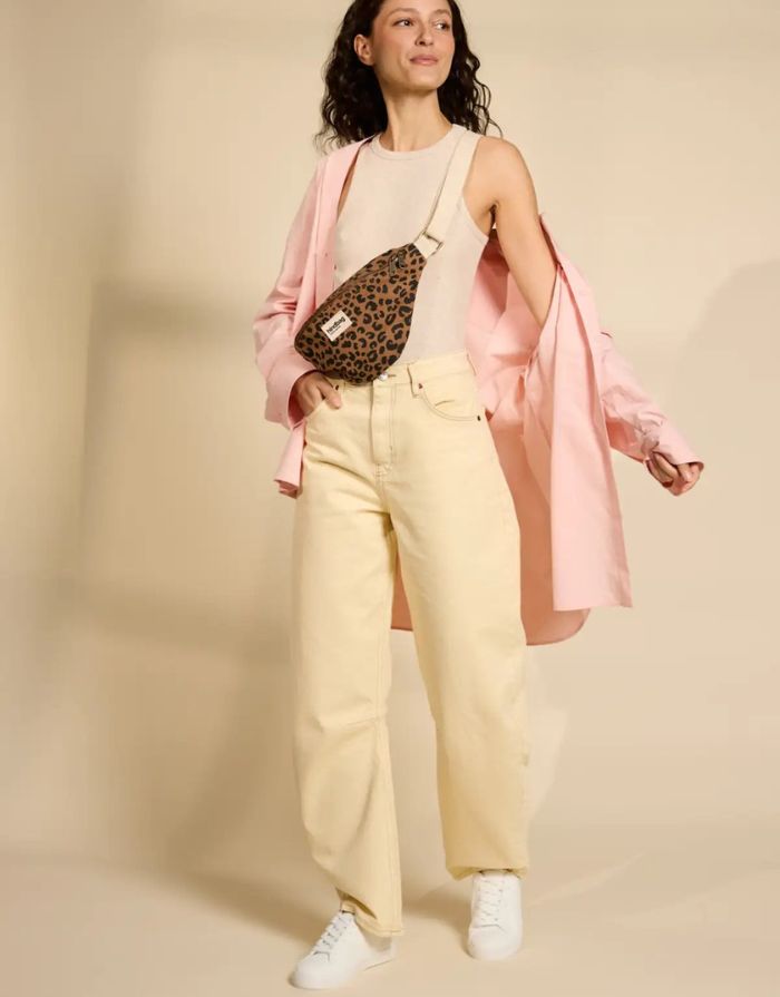 Fanny Pack Olivia von Hindbag in der Farbe Leopard Cannelle– Gürteltasche aus GOTS-zertifiziertem Bio-Cord mit Doppelreißverschluss und verstellbarem Schultergurt.