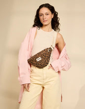 Laden Sie das Bild in den Galerie-Viewer, Fanny Pack Olivia von Hindbag in der Farbe Leopard Cannelle– Gürteltasche aus GOTS-zertifiziertem Bio-Cord mit Doppelreißverschluss und verstellbarem Schultergurt.
