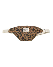 Laden Sie das Bild in den Galerie-Viewer, Fanny Pack Olivia von Hindbag in der Farbe Leopard Cannelle– Gürteltasche aus GOTS-zertifiziertem Bio-Cord mit Doppelreißverschluss und verstellbarem Schultergurt.
