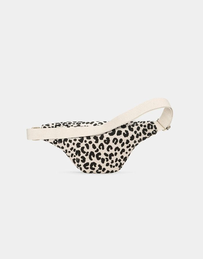 Fanny Pack Olivia von Hindbag in der Farbe Leopard Ecru – Gürteltasche aus GOTS-zertifiziertem Bio-Cord mit Doppelreißverschluss und verstellbarem Schultergurt.
