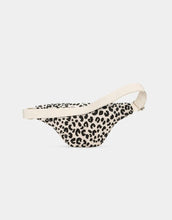 Laden Sie das Bild in den Galerie-Viewer, Fanny Pack Olivia von Hindbag in der Farbe Leopard Ecru – Gürteltasche aus GOTS-zertifiziertem Bio-Cord mit Doppelreißverschluss und verstellbarem Schultergurt.
