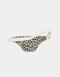 Fanny Pack Olivia von Hindbag in der Farbe Leopard Ecru – Gürteltasche aus GOTS-zertifiziertem Bio-Cord mit Doppelreißverschluss und verstellbarem Schultergurt.