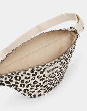 Laden Sie das Bild in den Galerie-Viewer, Fanny Pack Olivia von Hindbag in der Farbe Leopard Ecru – Gürteltasche aus GOTS-zertifiziertem Bio-Cord mit Doppelreißverschluss und verstellbarem Schultergurt.

