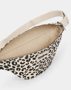 Fanny Pack Olivia von Hindbag in der Farbe Leopard Ecru – Gürteltasche aus GOTS-zertifiziertem Bio-Cord mit Doppelreißverschluss und verstellbarem Schultergurt.
