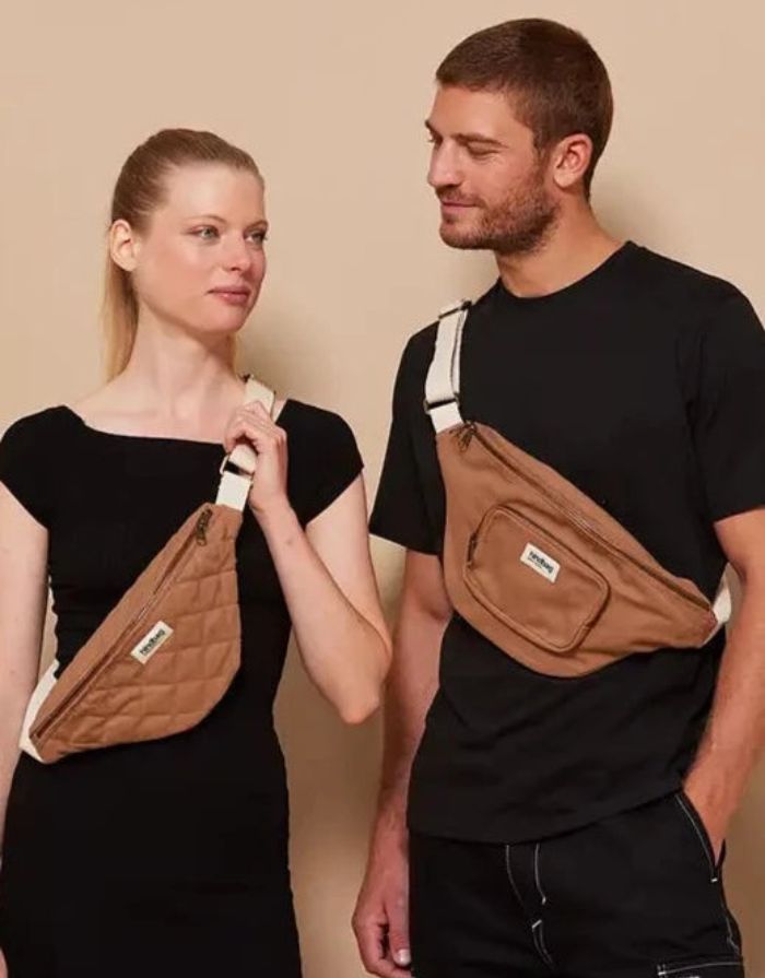 Fanny Pack Sofia XL von Hindbag in Cannelle – große Gürteltasche aus GOTS-zertifizierter Bio-Baumwolle mit zwei Außentaschen und verstellbarem Gürtelriemen.
