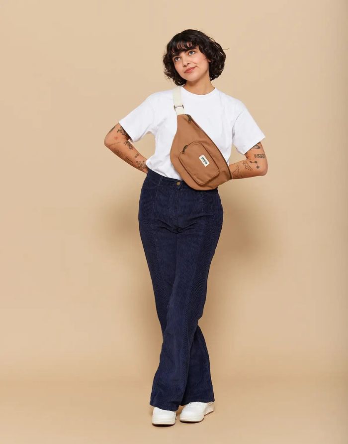 Fanny Pack Sofia XL von Hindbag in Cannelle – große Gürteltasche aus GOTS-zertifizierter Bio-Baumwolle mit zwei Außentaschen und verstellbarem Gürtelriemen.