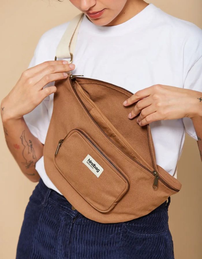 Fanny Pack Sofia XL von Hindbag in Cannelle – große Gürteltasche aus GOTS-zertifizierter Bio-Baumwolle mit zwei Außentaschen und verstellbarem Gürtelriemen.