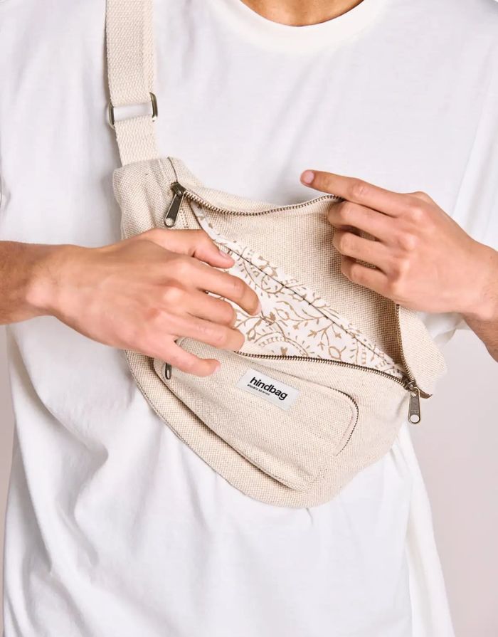 Fanny Pack Sofia XL von Hindbag in Jute – große Gürteltasche aus GOTS-zertifizierter Bio-Baumwolle mit zwei Außentaschen und verstellbarem Gürtelriemen.