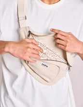 Laden Sie das Bild in den Galerie-Viewer, Fanny Pack Sofia XL von Hindbag in Jute – große Gürteltasche aus GOTS-zertifizierter Bio-Baumwolle mit zwei Außentaschen und verstellbarem Gürtelriemen.
