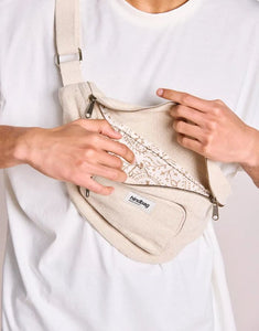 Fanny Pack Sofia XL von Hindbag in Jute – große Gürteltasche aus GOTS-zertifizierter Bio-Baumwolle mit zwei Außentaschen und verstellbarem Gürtelriemen.