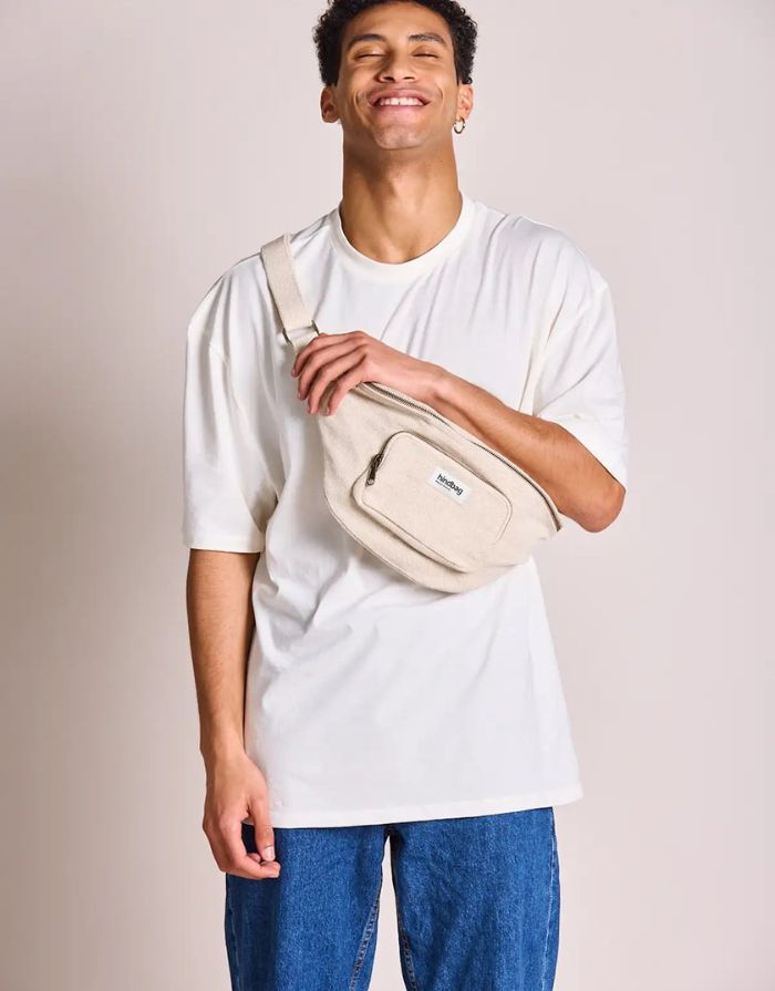 Fanny Pack Sofia XL von Hindbag in Jute – große Gürteltasche aus GOTS-zertifizierter Bio-Baumwolle mit zwei Außentaschen und verstellbarem Gürtelriemen.