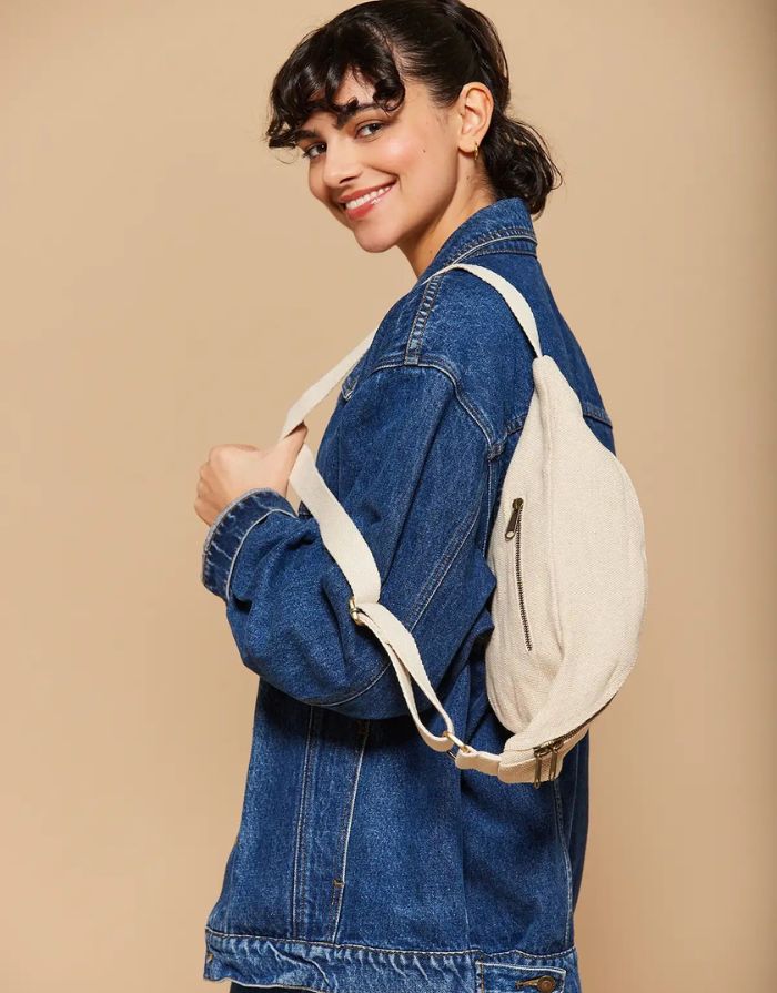 Fanny Pack Sofia XL von Hindbag in Jute – große Gürteltasche aus GOTS-zertifizierter Bio-Baumwolle mit zwei Außentaschen und verstellbarem Gürtelriemen.