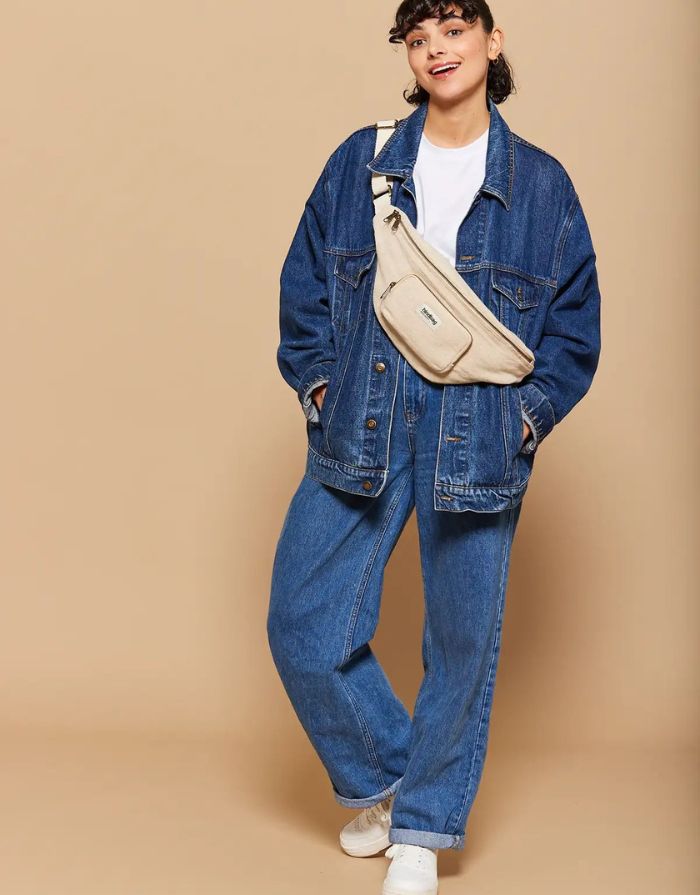 Fanny Pack Sofia XL von Hindbag in Jute – große Gürteltasche aus GOTS-zertifizierter Bio-Baumwolle mit zwei Außentaschen und verstellbarem Gürtelriemen.