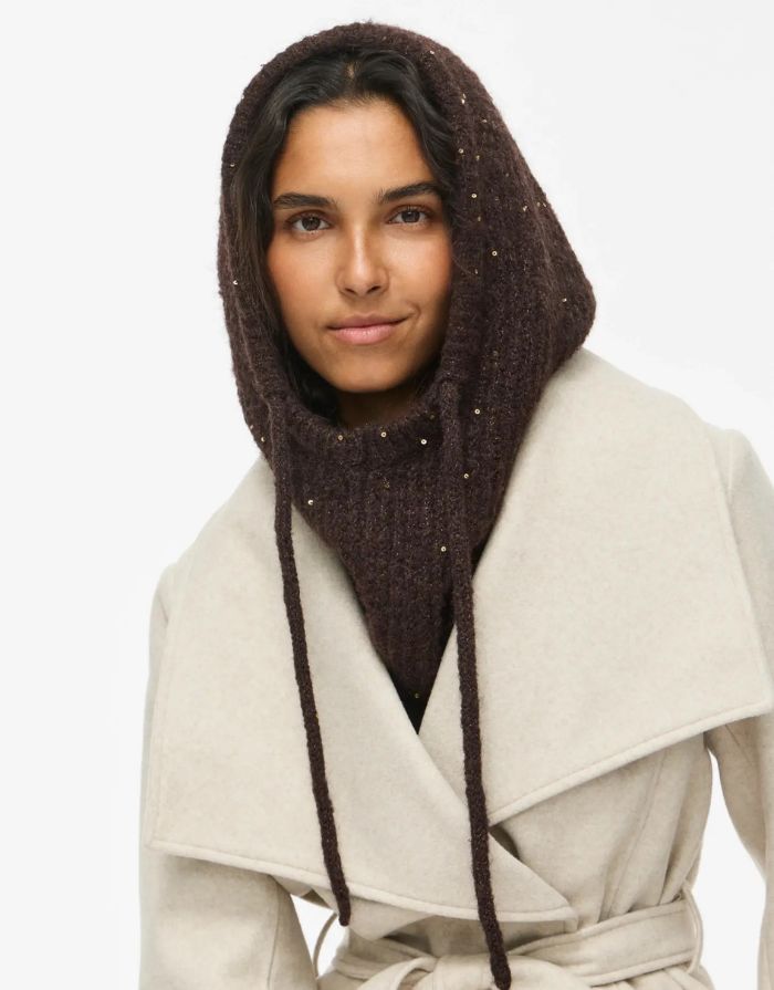 Gestrickte Vikenzia Balaclava von VILA in Coffee Bean mit funkelnden Pailletten und Bindebändern.