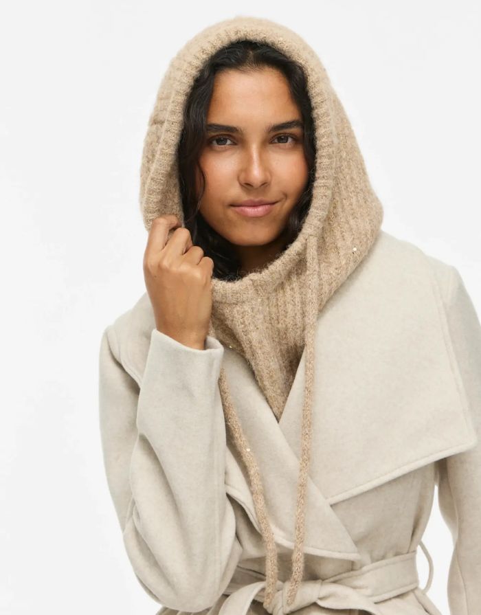 Gestrickte Vikenzia Balaclava von VILA in Natural Melange mit funkelnden Pailletten und Bindebändern getragen