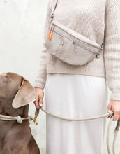 Laden Sie das Bild in den Galerie-Viewer, Leckerlibeutel Emma in Taupe – vielseitige Bauchtasche für Hundebesitzer:innen mit Leckerlifach, Kotbeutelspender und Reißverschlussfach. Wasserabweisend, pflegeleicht und nachhaltig gefertigt aus recyceltem Polyester.
