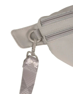 Leckerlibeutel Emma in Taupe – vielseitige Bauchtasche für Hundebesitzer:innen mit Leckerlifach, Kotbeutelspender und Reißverschlussfach. Wasserabweisend, pflegeleicht und nachhaltig gefertigt aus recyceltem Polyester.