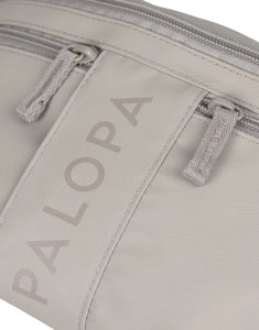 Leckerlibeutel Emma in Taupe – vielseitige Bauchtasche für Hundebesitzer:innen mit Leckerlifach, Kotbeutelspender und Reißverschlussfach. Wasserabweisend, pflegeleicht und nachhaltig gefertigt aus recyceltem Polyester.