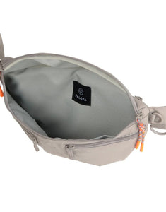 Leckerlibeutel Emma in Taupe – vielseitige Bauchtasche für Hundebesitzer:innen mit Leckerlifach, Kotbeutelspender und Reißverschlussfach. Wasserabweisend, pflegeleicht und nachhaltig gefertigt aus recyceltem Polyester.