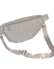 Laden Sie das Bild in den Galerie-Viewer, Leckerlibeutel Emma in Taupe – vielseitige Bauchtasche für Hundebesitzer:innen mit Leckerlifach, Kotbeutelspender und Reißverschlussfach. Wasserabweisend, pflegeleicht und nachhaltig gefertigt aus recyceltem Polyester.
