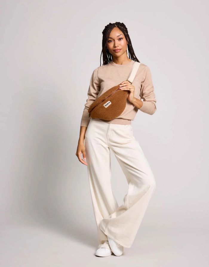  Hindbag Fanny Pack Olivia Teddy Braun aus weichem Teddy-Material mit verstellbarem Gurt.