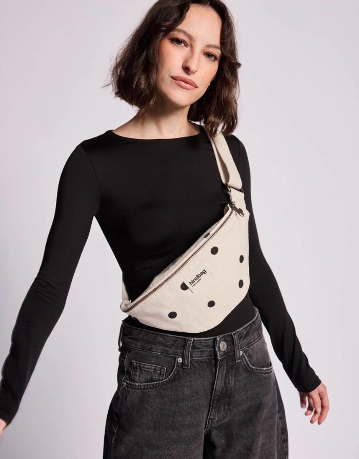 Hindbag Fanny Pack Olivia Punkte Ecru mit gepunktetem Muster und verstellbarem Gurt.