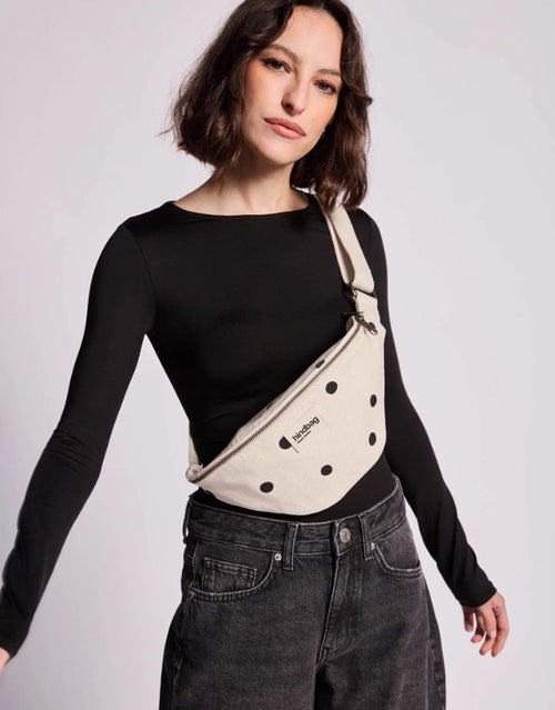 Hindbag Fanny Pack Olivia Punkte Ecru mit gepunktetem Muster und verstellbarem Gurt.