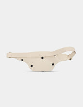 Laden Sie das Bild in den Galerie-Viewer, Hindbag Fanny Pack Olivia Punkte Ecru mit gepunktetem Muster und verstellbarem Gurt.
