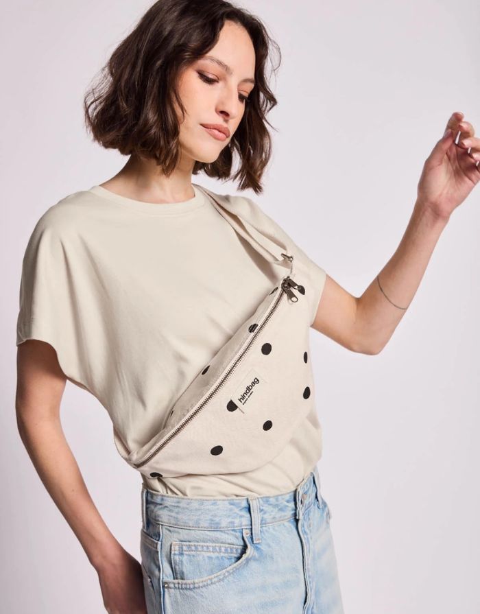 Hindbag Fanny Pack Olivia Punkte Ecru mit gepunktetem Muster und verstellbarem Gurt.