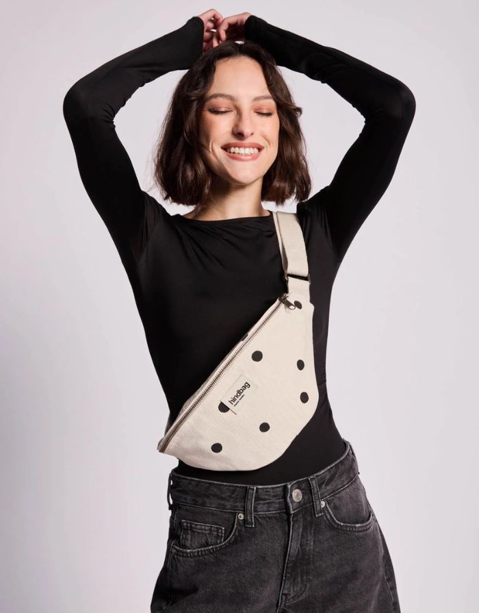 Hindbag Fanny Pack Olivia Punkte Ecru mit gepunktetem Muster und verstellbarem Gurt.