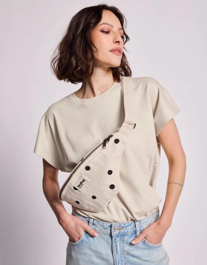 Hindbag Fanny Pack Olivia Punkte Ecru mit gepunktetem Muster und verstellbarem Gurt.