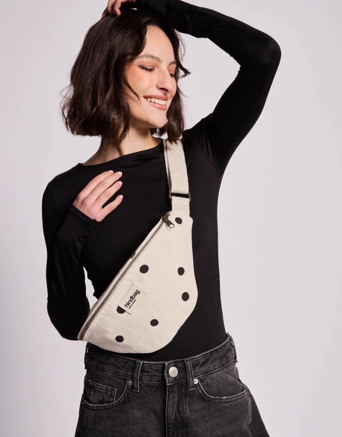Hindbag Fanny Pack Olivia Punkte Ecru mit gepunktetem Muster und verstellbarem Gurt.