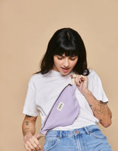 Laden Sie das Bild in den Galerie-Viewer, Hindbag Fanny Pack Olivia in Lila aus Bio-Baumwolle mit verstellbarem Gurt.
