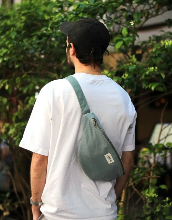 Große Fanny Pack Sasha L von Hindbag in Salbei aus GOTS-zertifizierter Bio-Baumwolle mit Außen- und Innentasche und verstellbarem Schultergurt.
