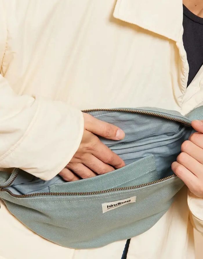 Große Fanny Pack Sasha L von Hindbag in Salbei aus GOTS-zertifizierter Bio-Baumwolle mit Außen- und Innentasche und verstellbarem Schultergurt.