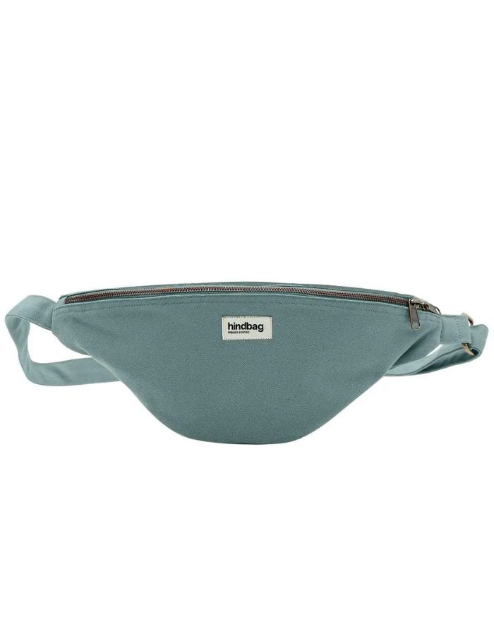 Große Fanny Pack Sasha L von Hindbag in Salbei aus GOTS-zertifizierter Bio-Baumwolle mit Außen- und Innentasche und verstellbarem Schultergurt.