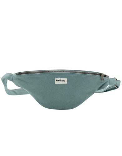 Große Fanny Pack Sasha L von Hindbag in Salbei aus GOTS-zertifizierter Bio-Baumwolle mit Außen- und Innentasche und verstellbarem Schultergurt.